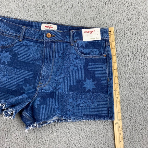 Wrangler Women's Mid-Rise Vintage Cutoff Quilted Star Shorts   |  Size:  12 - Picture 9 of 14